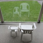 stoelen in raam